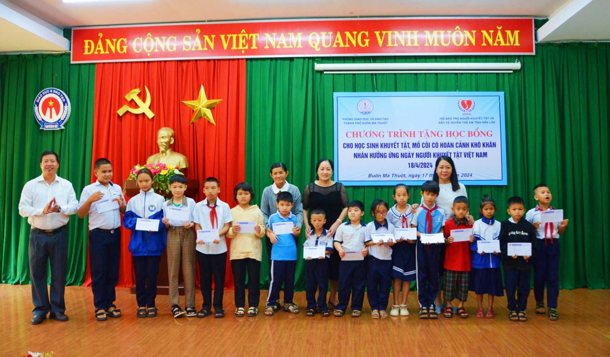 Trao 50 suất học bổng cho trẻ em khuyết tật tại thành phố Buôn Ma Thuột