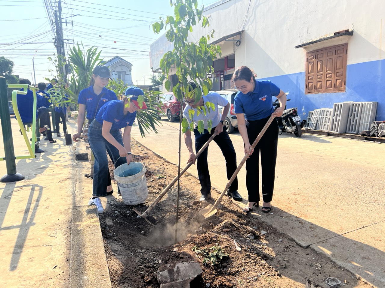 Thành Đoàn Buôn Ma Thuột ra quân Ngày cao điểm tình nguyện chung tay xây dựng nông thôn mới và Ngày chủ nhật xanh 