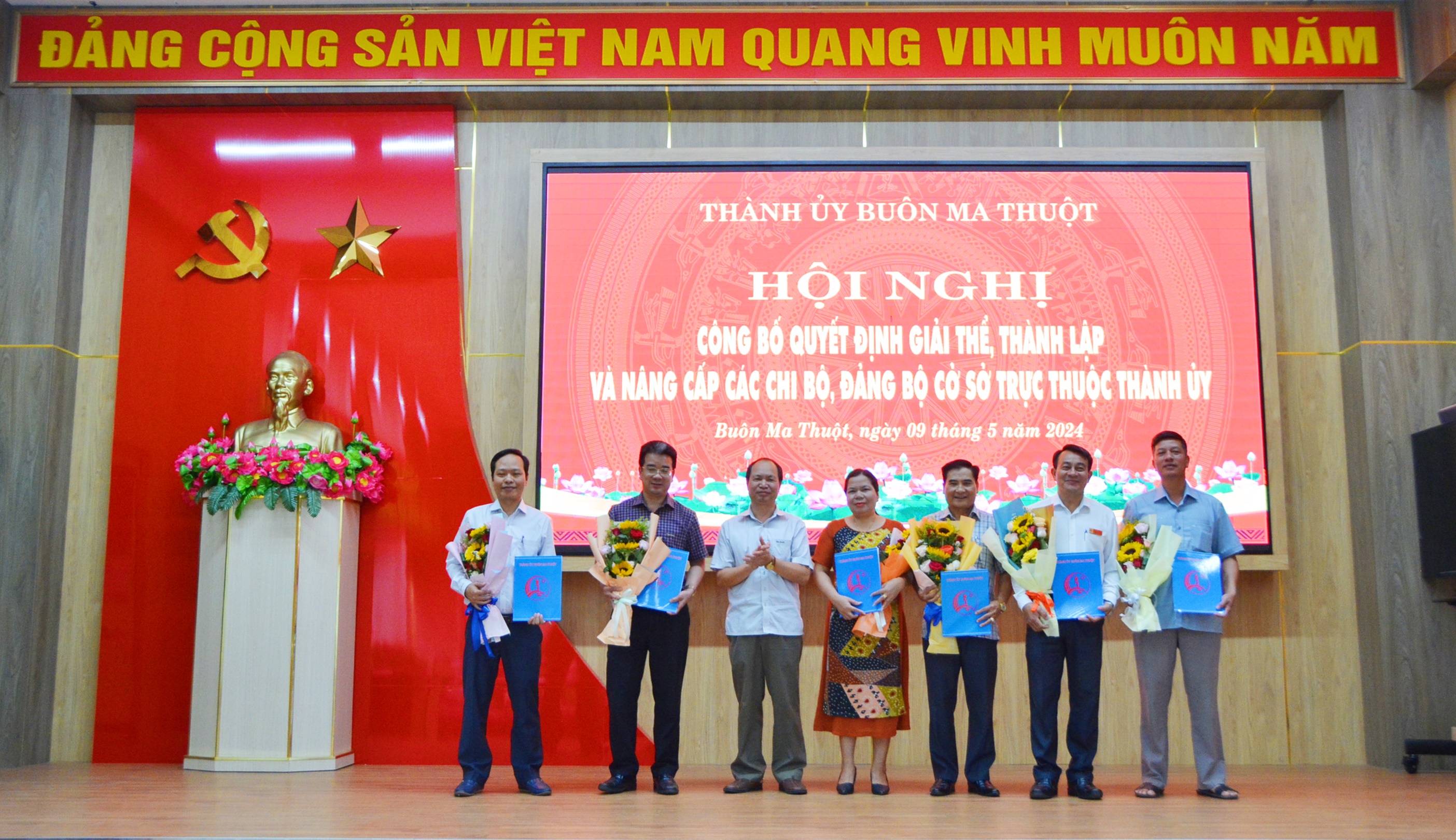 Hội nghị công bố quyết định giải thể và thành lập các tổ chức cơ sở đảng trực thuộc Đảng bộ Thành uỷ.