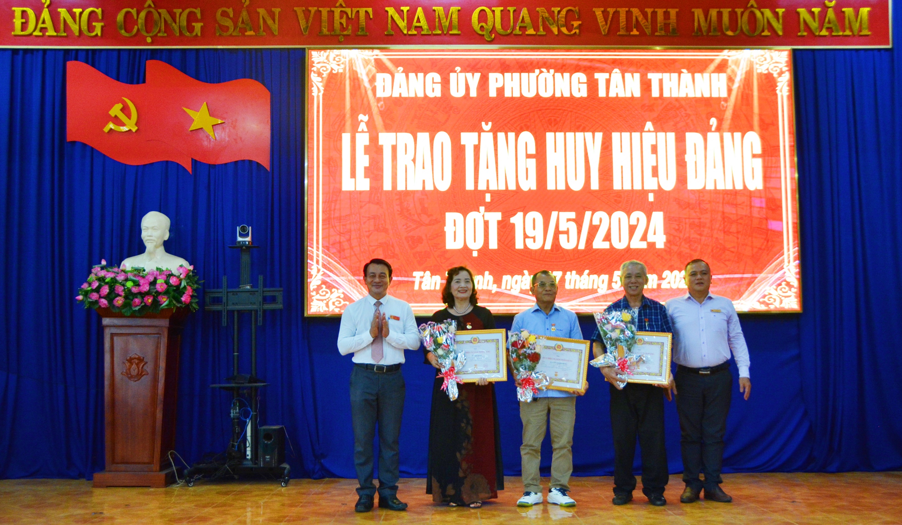 Phường Tân Thành, TP.Buôn Ma Thuột: Tổ chức Lễ trao huy hiệu Đảng đợt 19/5 