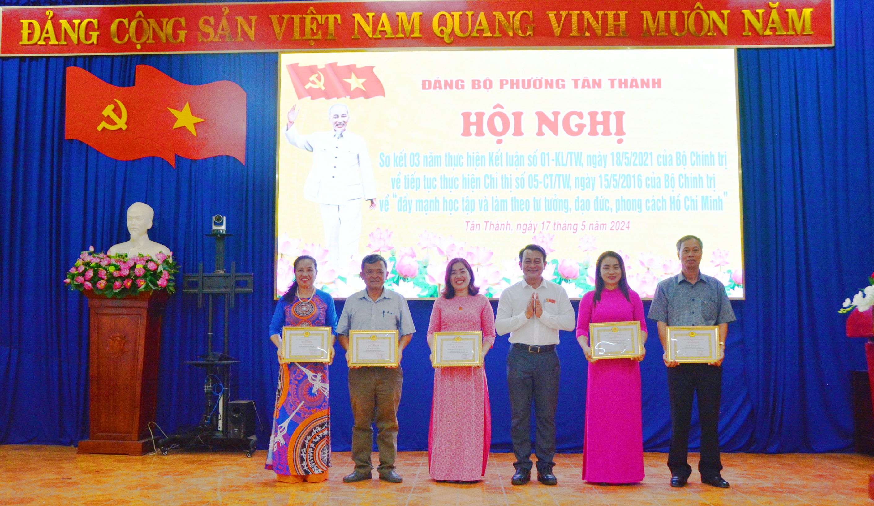Phường Tân Thành: Trao tặng giấy khen cho 06 tập thể và 33 cá nhân có thành tích tiêu biểu xuất sắc trong thực hiện Kết luận số 01-KL/TW
