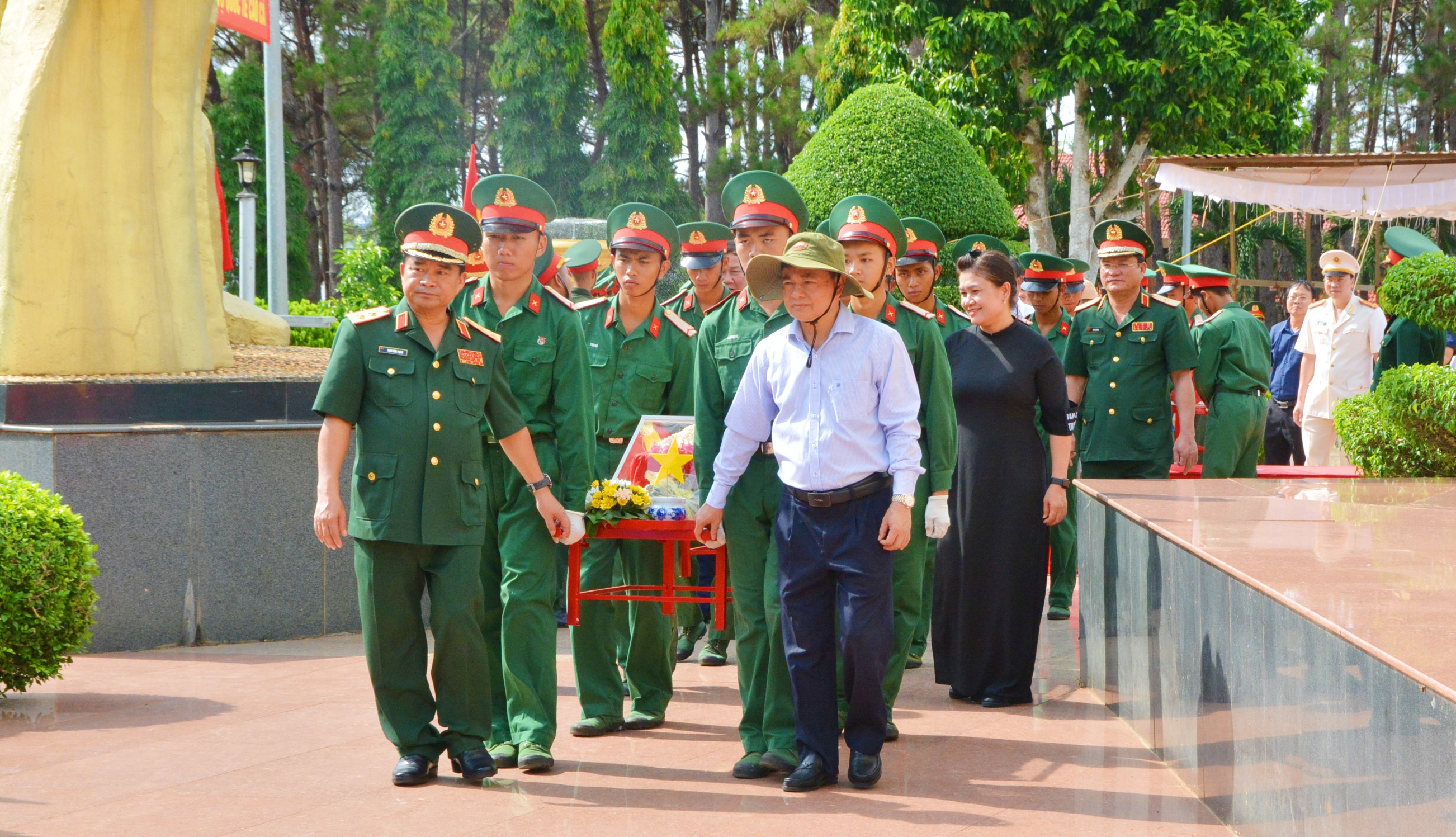 Long trọng tổ chức Lễ truy điệu, an táng hài cốt liệt sỹ là quân tình nguyện và chuyên gia Việt Nam hy sinh tại chiến trường Campuchia qua các thời kỳ chiến tranh.