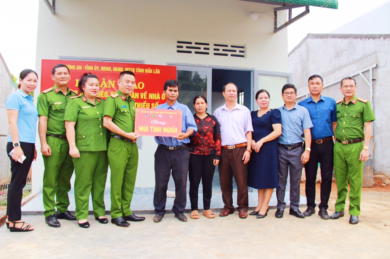 Bàn giao 2 căn nhà Tình nghĩa tặng hộ nghèo tại xã CưEbur, TP.Buôn Ma Thuột