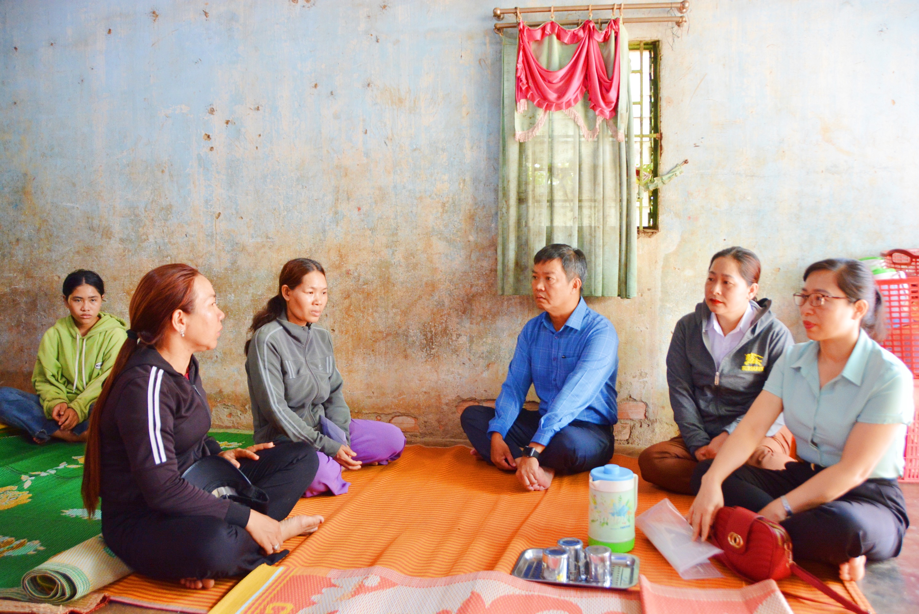 Thăm hỏi, động viên 2 gia đình có trẻ bị đuối nước tại Buôn H'Đơk, xã EaKao, thành phố. Buôn Ma Thuột.