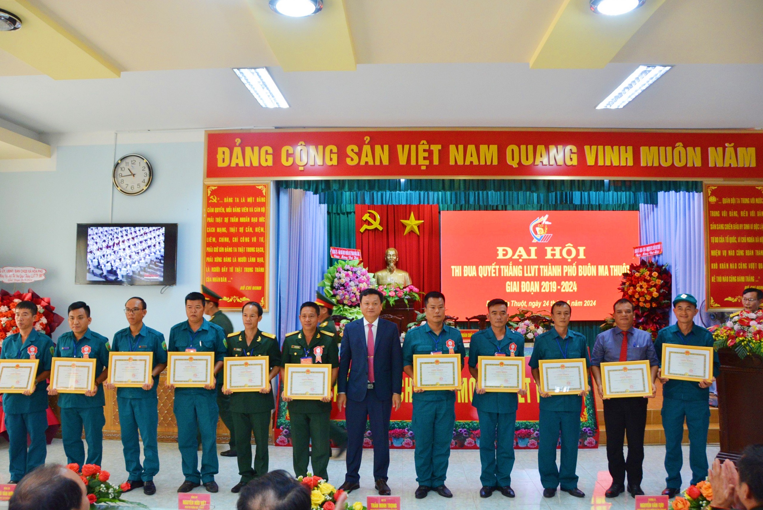 TP.Buôn Ma Thuột: Trao tặng Giấy khen cho 11 tập thể và 16 cá nhân có thành tích trong phong trào “Thi đua Quyết thắng” lực lượng vũ trang thành phố, giai đoạn 2019 - 2024