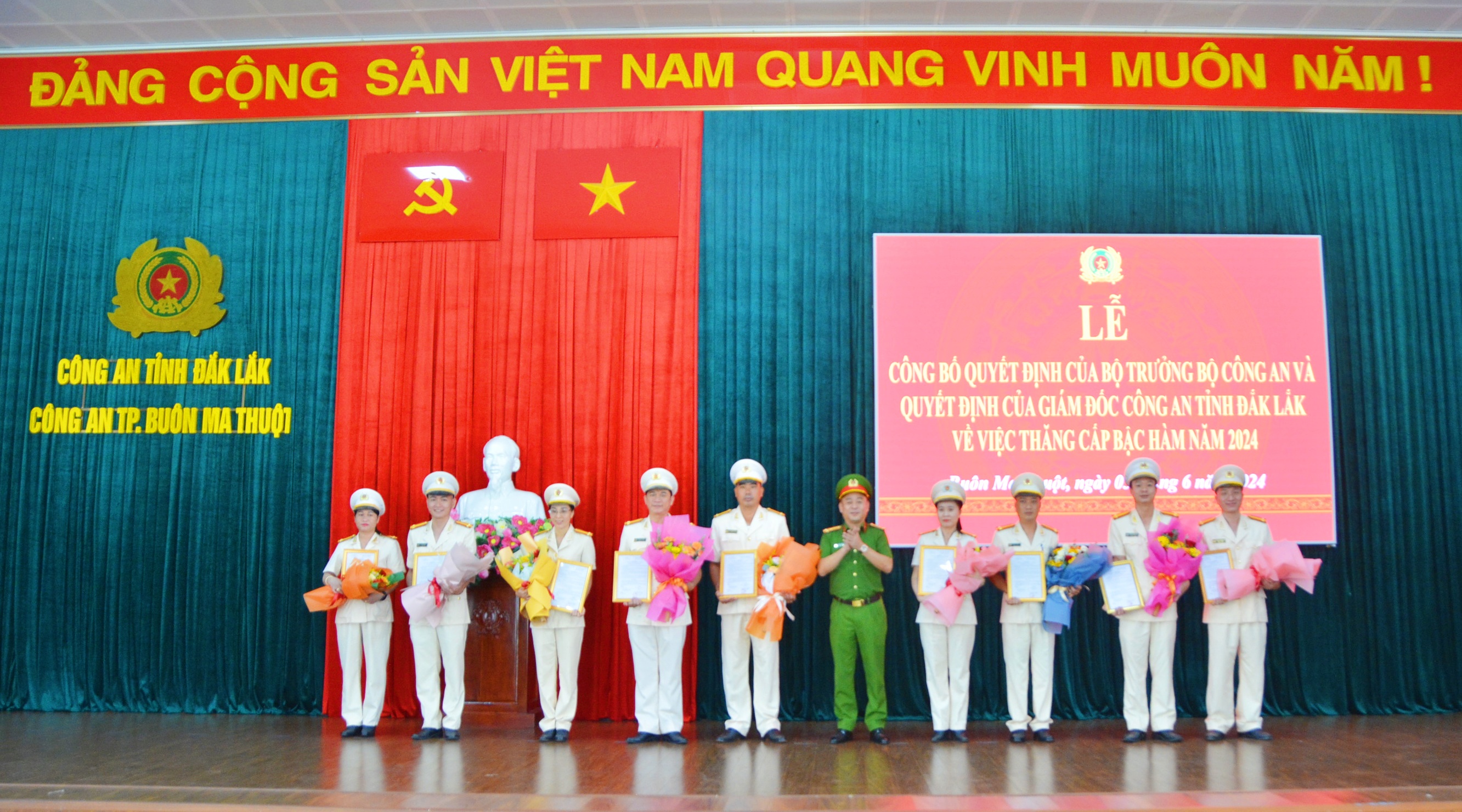 Công an TP.Buôn Ma Thuột: Lễ công bố quyết định thăng cấp bậc hàm, nâng bậc lương năm 2024 cho 193 cán bộ, chiến sỹ.
