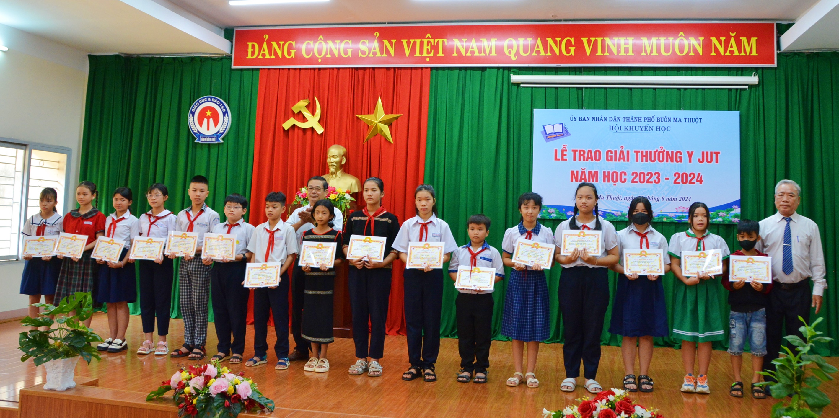 Hội Khuyến học TP.Buôn Ma Thuột: Trao Giải thưởng Y Jút cho 95 học sinh đạt thành tích cao trong học tập năm học 2023 – 2024