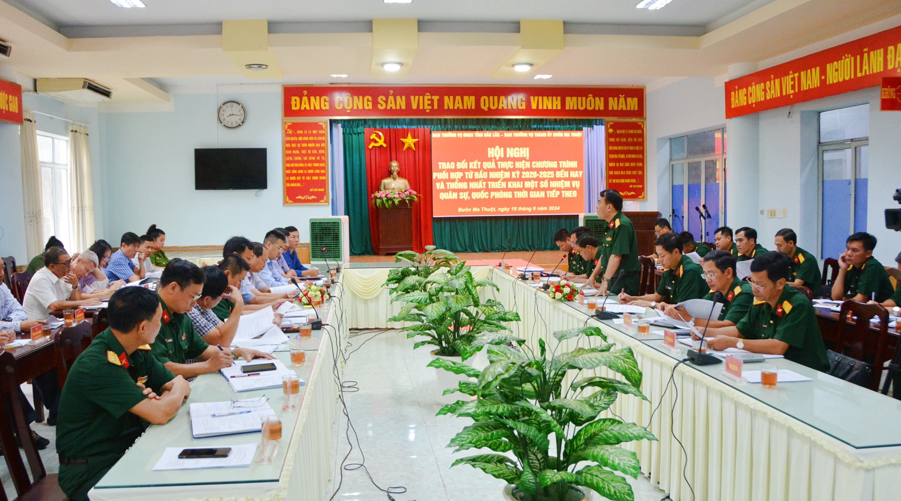Làm việc với Đoàn công tác Ban Thường vụ Đảng uỷ Quân sự tỉnh về kết quả thực hiện Chương trình phối hợp giữa BTV Đảng uỷ Quân sự tỉnh với BTV Thành uỷ Buôn Ma Thuột