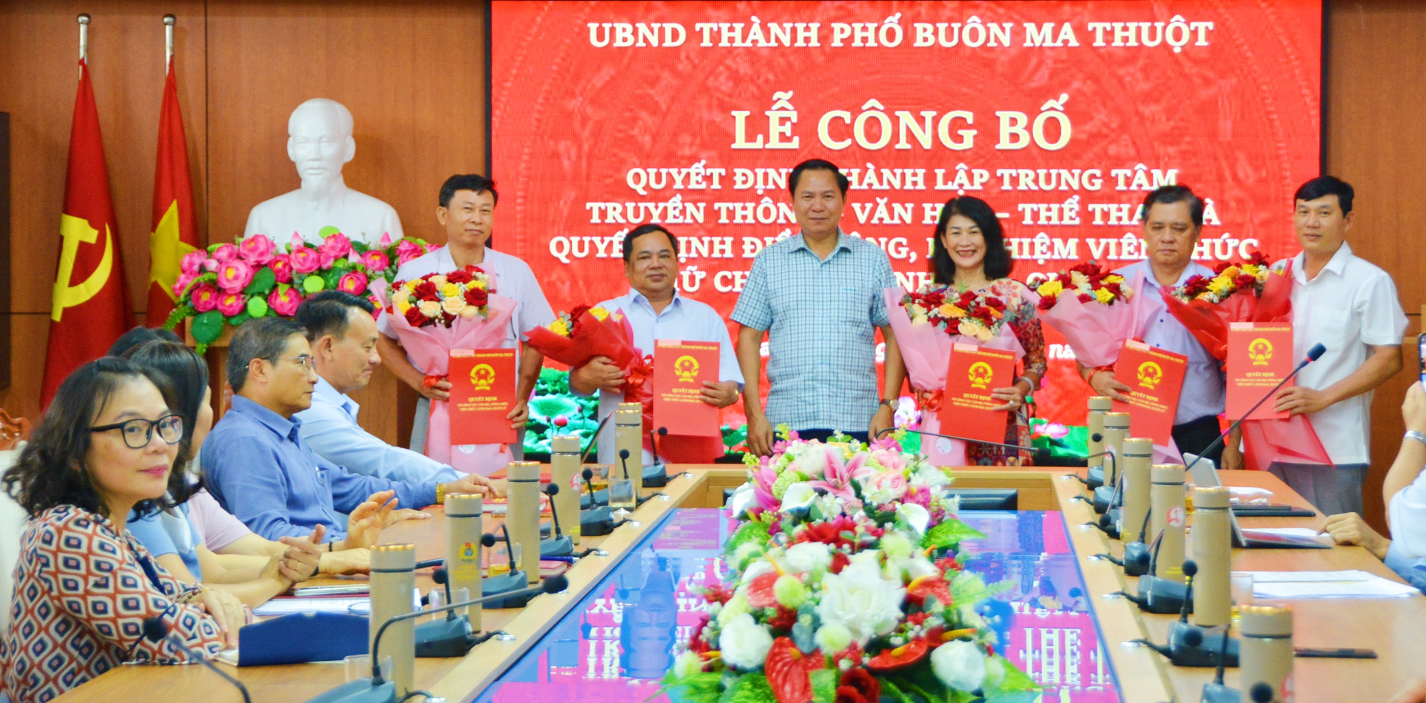 Công bố thành lập Trung tâm Truyền thông – Văn hóa – Thể thao thành phố Buôn Ma Thuột và quyết định điều động, bổ nhiệm viên chức giữ chức vụ lãnh đạo quản lý