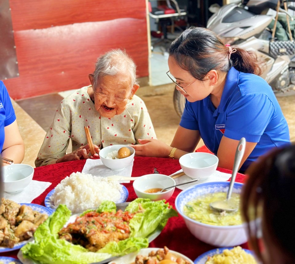 Tuổi trẻ TP.Buôn Ma Thuột: Ấm áp bữa cơm cùng Mẹ Việt Nam Anh hùng Thái Thị Tài