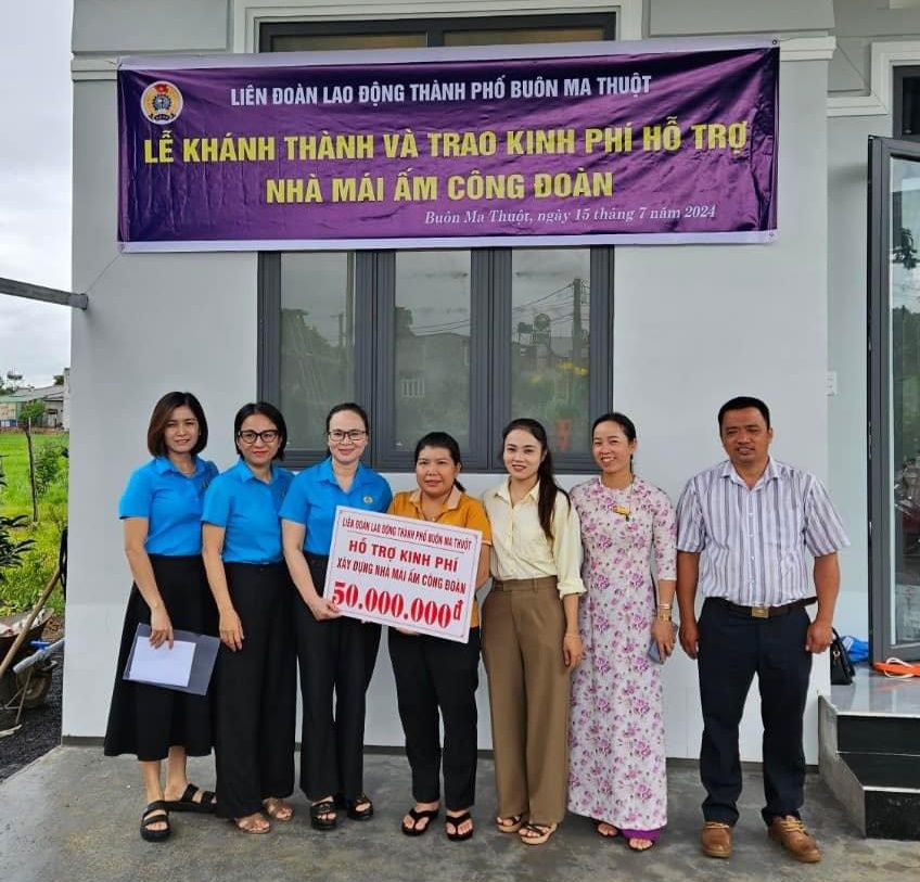 Liên đoàn Lao động TP.Buôn Ma Thuột trao kinh phí hỗ trợ xây nhà Mái ấm Công đoàn cho đoàn viên công đoàn cơ sở tại xã Hoà Phú