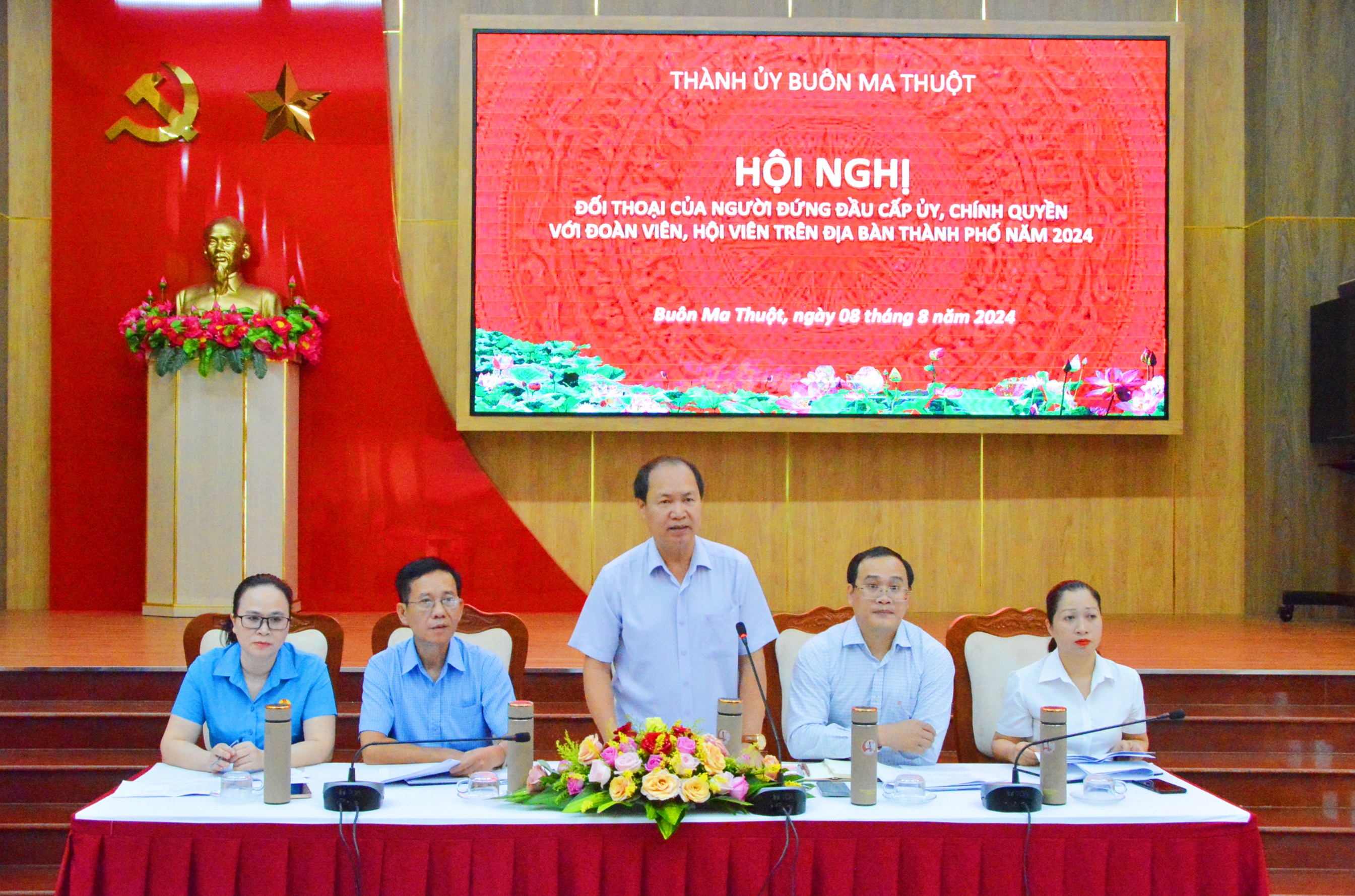 Gần 200 đoàn viên, hội viên của Liên đoàn Lao động, Hội Nông dân, Hội Phụ nữ thành phố tham gia hội nghị đối thoại của Thành uỷ, UBND Thành phố.