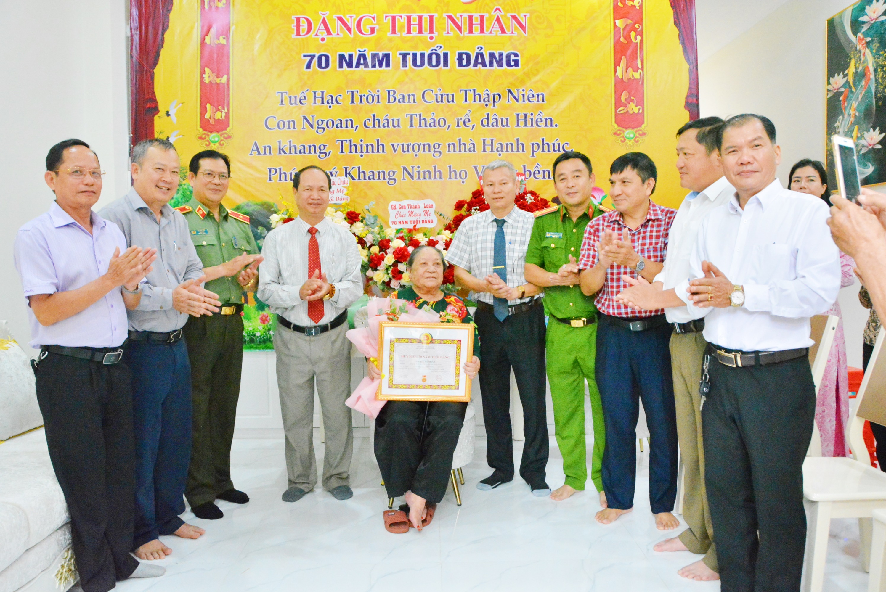 TP.Buôn Ma Thuột: Trao Huy hiệu tại nhà cho đảng viên 70 năm và 60 năm tuổi Đảng dịp 02/9
