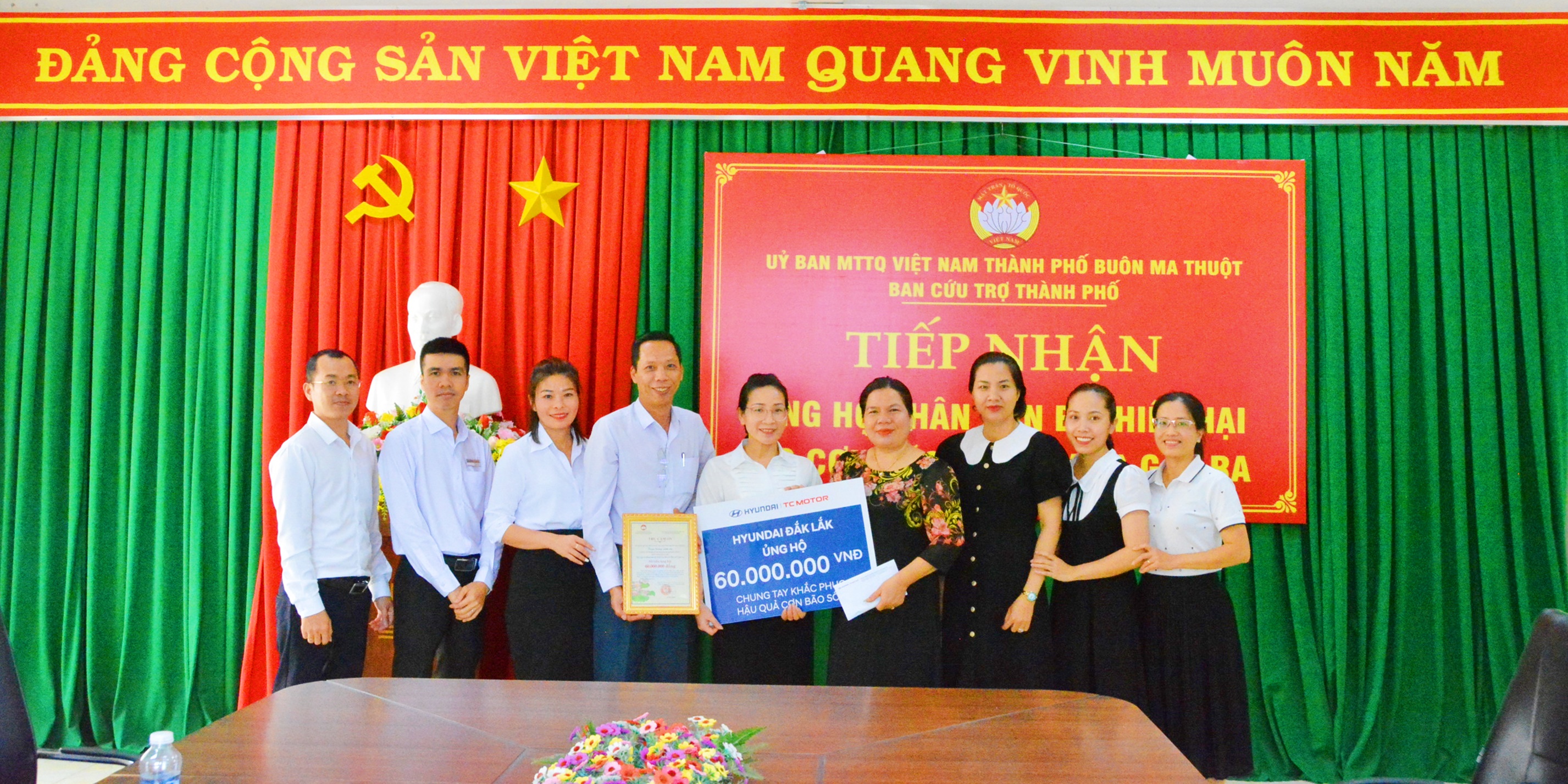 UBMTTQ VN Thành phố Buôn Ma Thuột tiếp nhận 60 triệu đồng của Công ty TNHH Ôtô Huyndai Hoàng Việt – Huyndai Đắk Lắk ủng hộ đồng bào vùng bão lũ miền Bắc